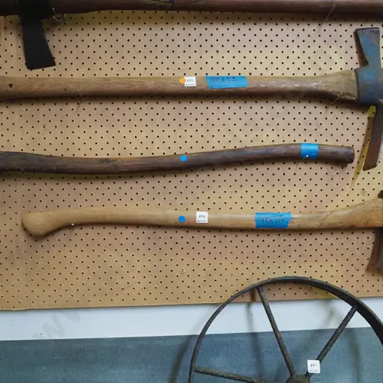 axe, grubber - blue dots