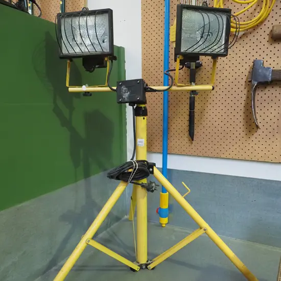 twin halogen lights in tripod