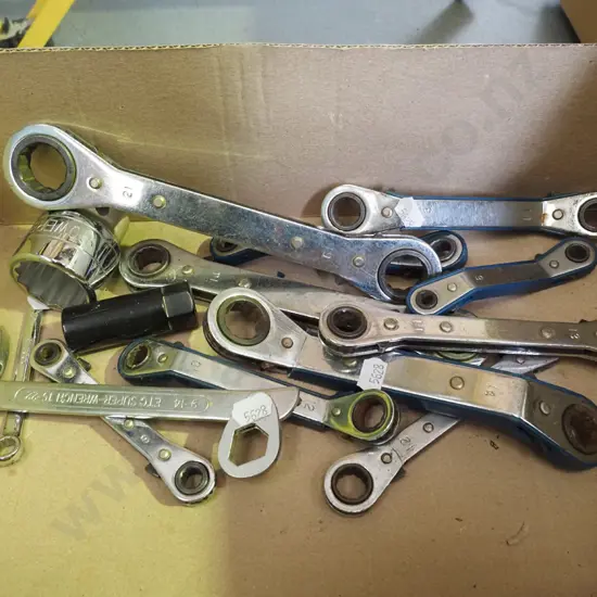box; ratchet wrenches, 2x sockets
