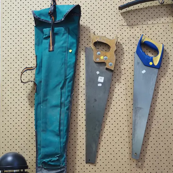2x hand saws, carry case - yellow dots