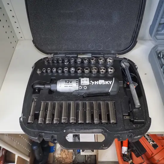 Huskie 12V cordless ratchet set