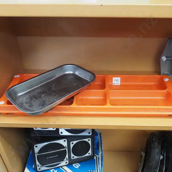 2x magnetic workshop trays