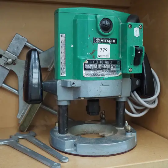 Hitachi plunge router