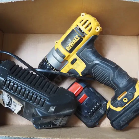 De Walt battery drill and charger