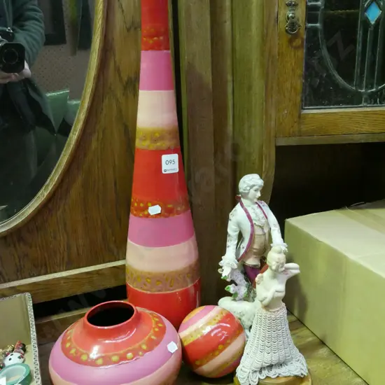 2x figurines, vases, ceramic ball Tallest vase H-530