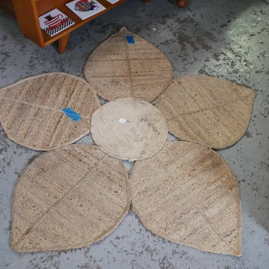 floral designed woven seagrass floor mat Diam-1350