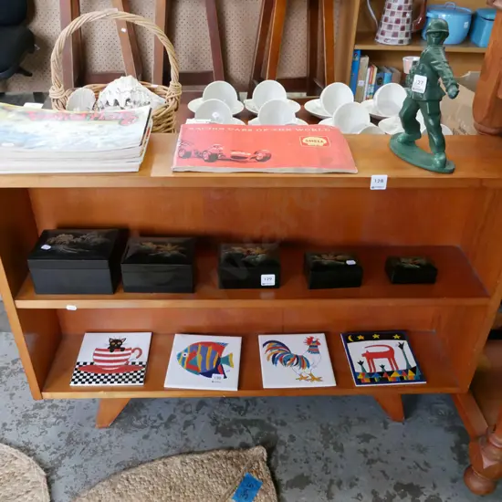 small rimu bookcase H-630 W-915 D-175