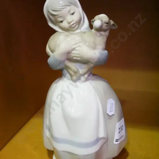 Nao figurine - girl and lamb H-200