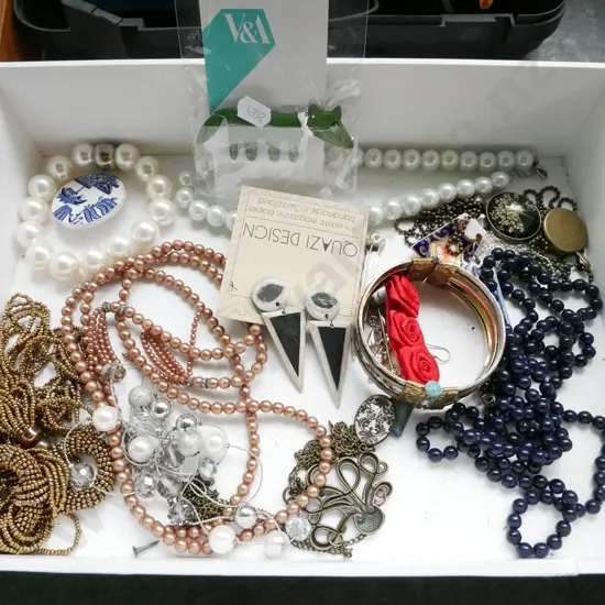box; costume jewellery