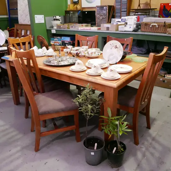 solid pine dining table with 6 matching chairs - very good condition
