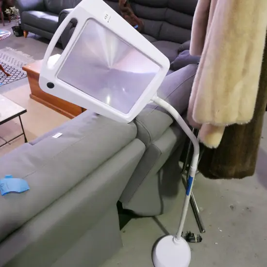 illuminated magnifying light