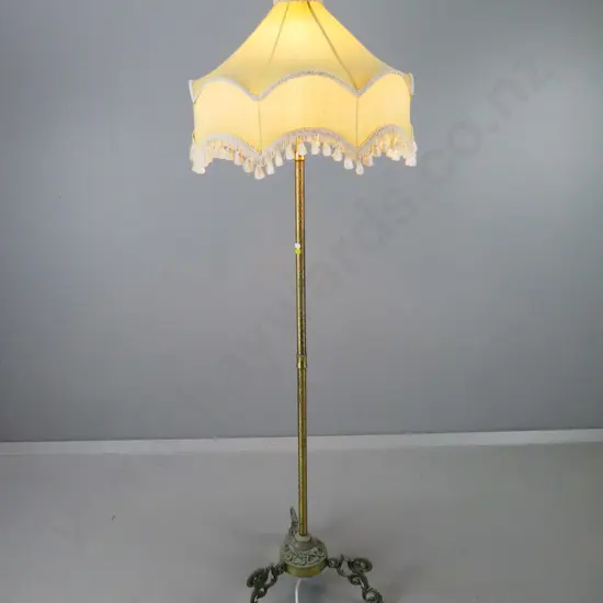 brass standard lamp with foliate stem and 3-footed base, frilled pagoda-shaped shade H-1600 D-500