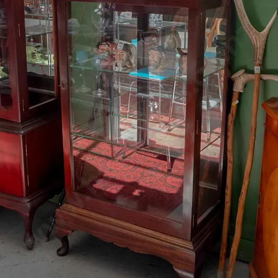 reproduction mahogany cab-leg single door display case with glazed sides, 2 glass shelves & mirrored back/ Top polish