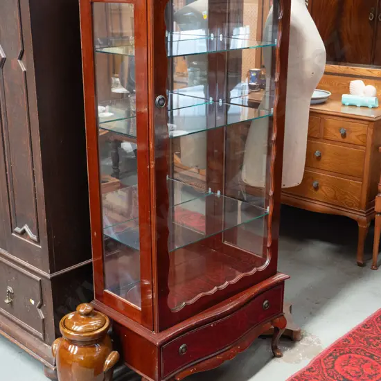 reproduction cab leg mahogany domed-top display cabinet with single glazed door, glazed sides, 2 glass shelves,