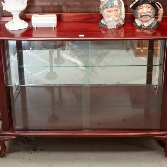 reproduction cab-leg mahogany mirror-back display cabinet with glazed sides, 2 sliding glass doors, single glass shelf