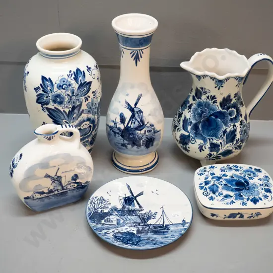6 blue & white Delft ware items - floral lidded tinket, vase and 3-footed jug, windmill motif vase, display plate & jug,