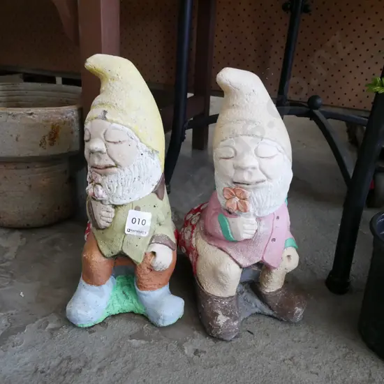 2x painted small garden gnomes H-270