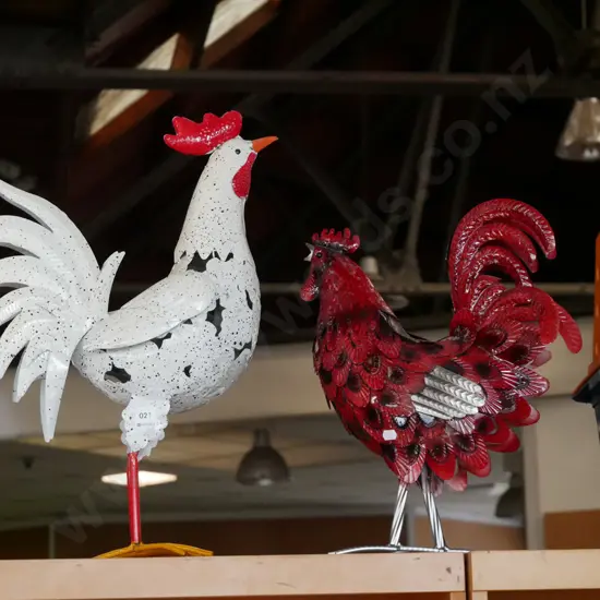 2x metal chickens H-560