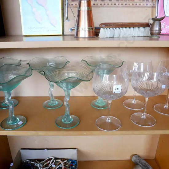 shelf of glass ware; wine glasses, 5x comports