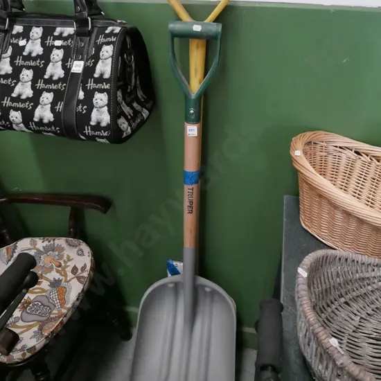 2x plastic wide mouth shovels