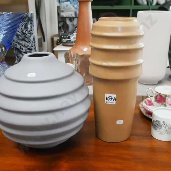 2x pottery vases