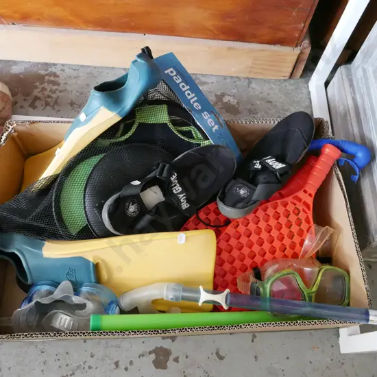 box; snorkels, flippers, paddle set