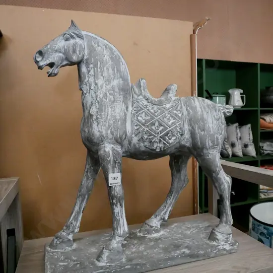 model horse figurine H-530