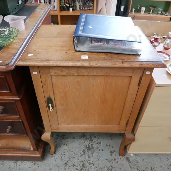 cab leg oak pot cupboard - handle needs attention