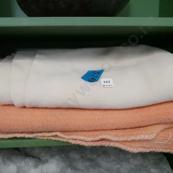 2x woollen blankets