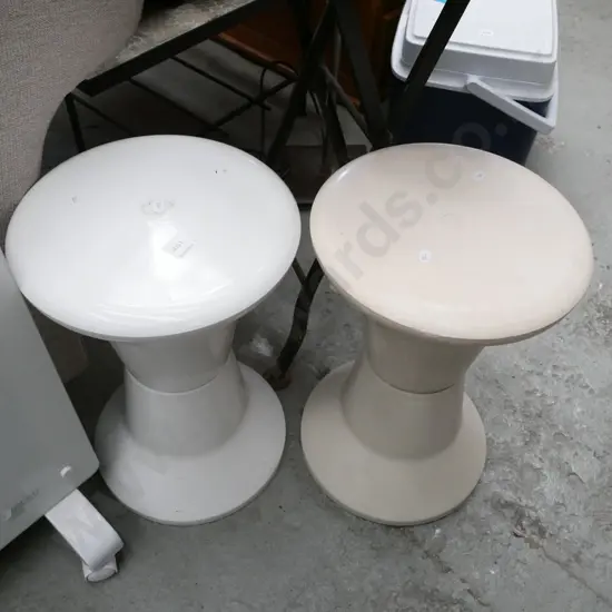 2x plastic shower stools