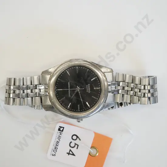 gents Casio wristwatch (scratches to glass)