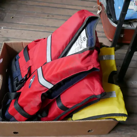 box; 3x life jackets