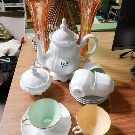 Hutschenreuther part tea set, Tuscan cups and 2 carnival glass vases