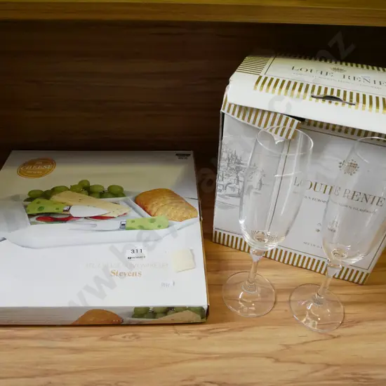 box; 6x champagne flutes, cheese set