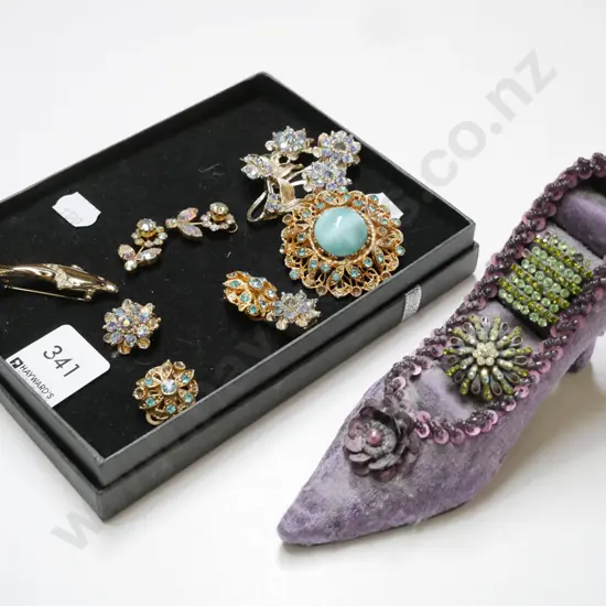 tray of costume brooches & velevet shoe themed ring holder