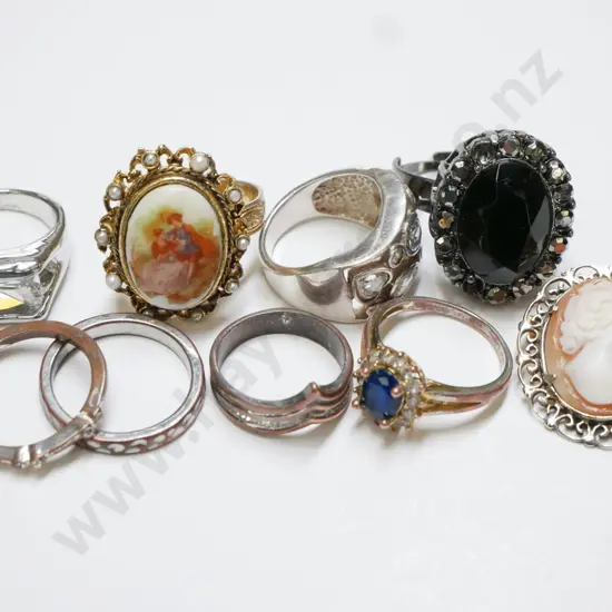 assorted costume rings & cameo brooch