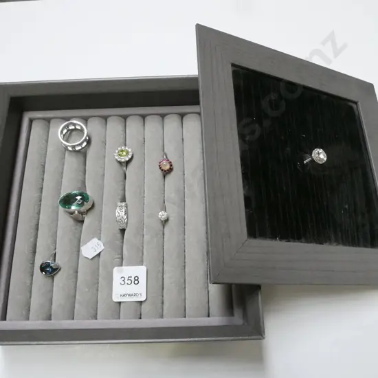 7 x costume jewellery rings & storage box