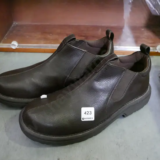 pair of men's size 10 shoes