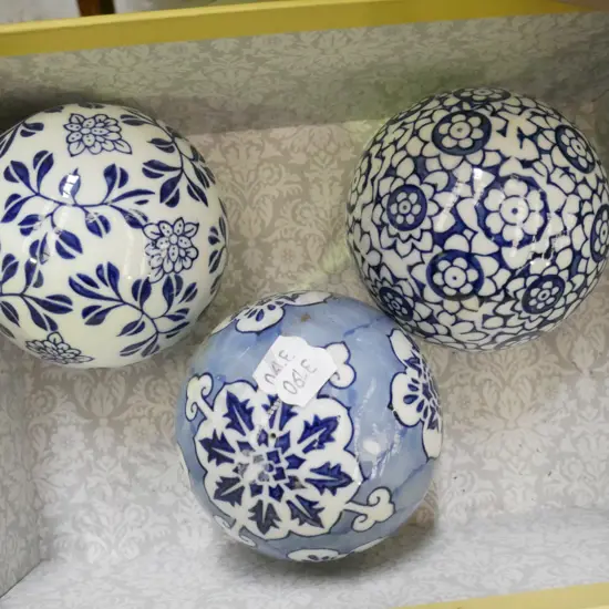 3x decorative ceramic balls