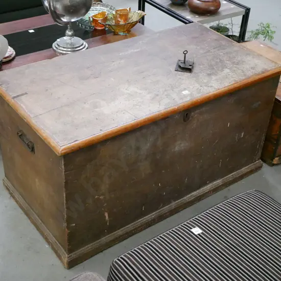 mahogany woodworker's chest with key - key in office H-580 W-1125 D-590