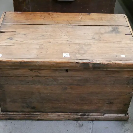 small oregon chest - lock but no key, crack to top H-370 W-640 D-410