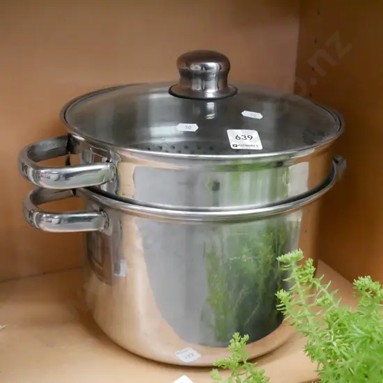 stainless steel stock pot and colander