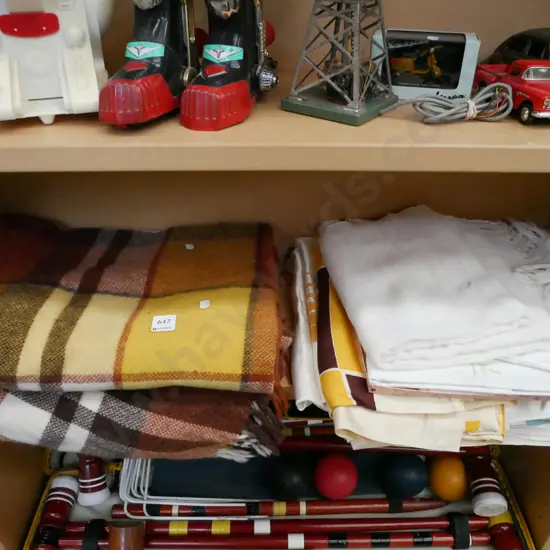 shelf; woollen blankets, linen