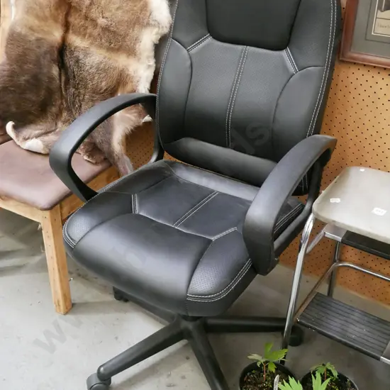 black vinyl office chair