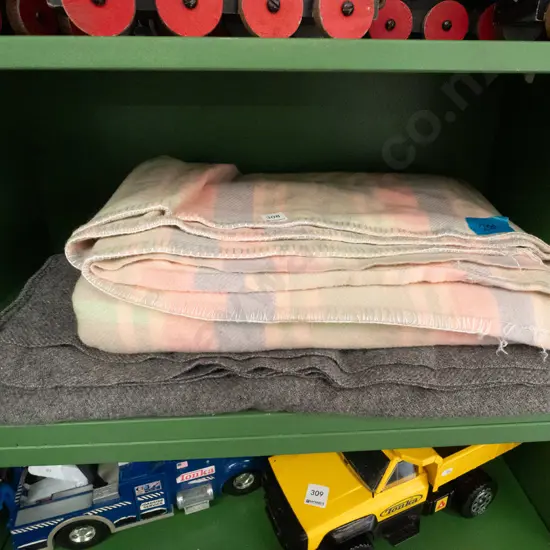 2x woollen blankets