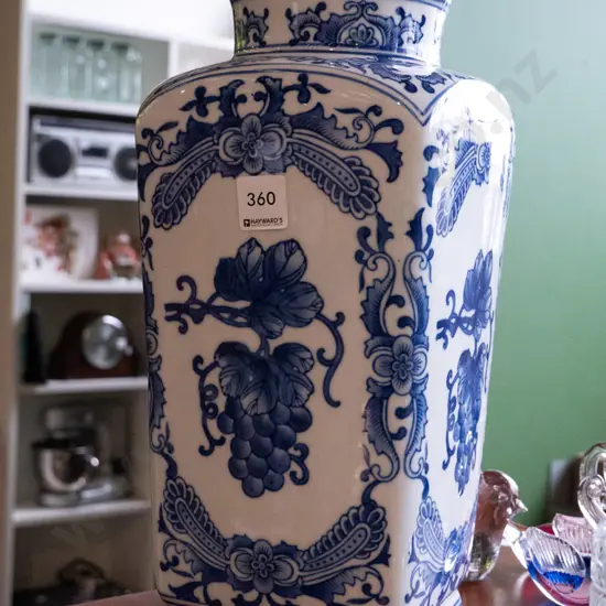 Asian style blue and white vase H-350
