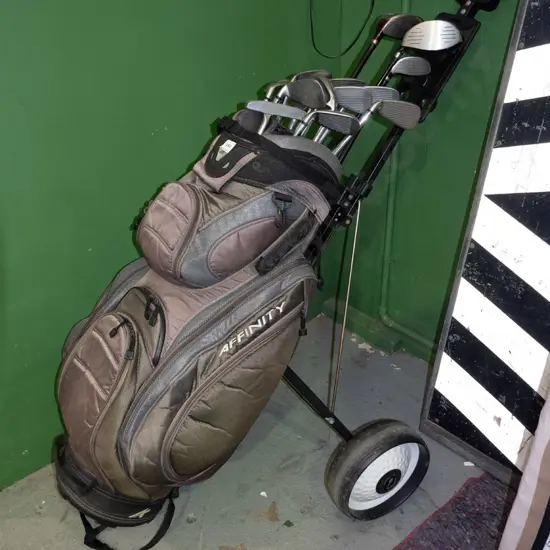 Wilson golf clubs, golf bag, trundler