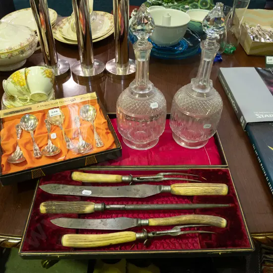 2x stoppered decanters, plated Rodd spoons, carver set