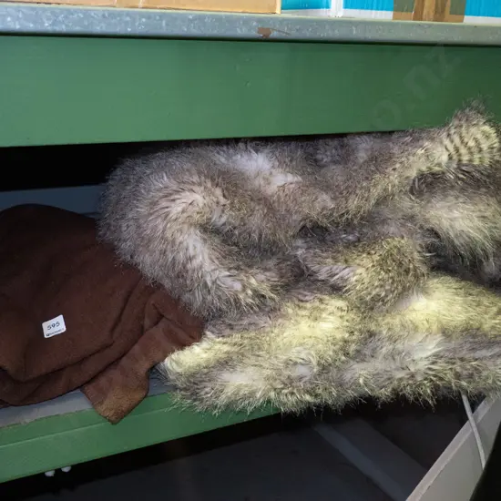 1x faux fur blanket,1x faux fur cushion, 1x polyester blanket