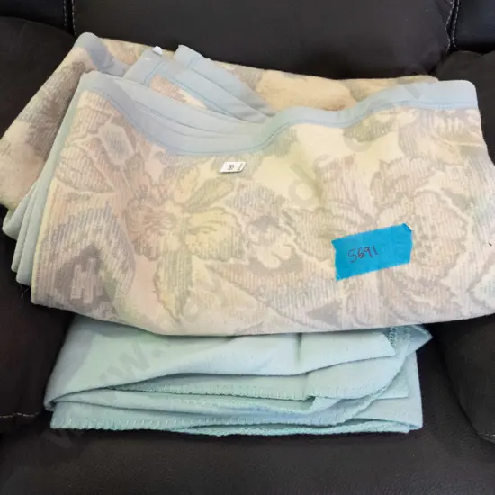 2x blankets